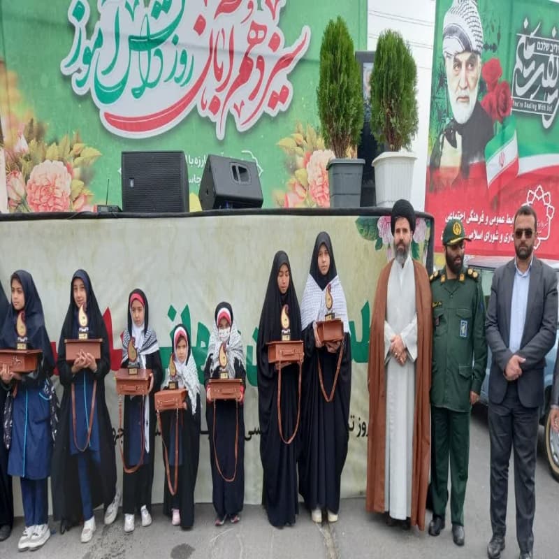 نفرات برتر دانش آموزان منطقه در نوشتن انشا با (موضوع پدافند غیرعامل)